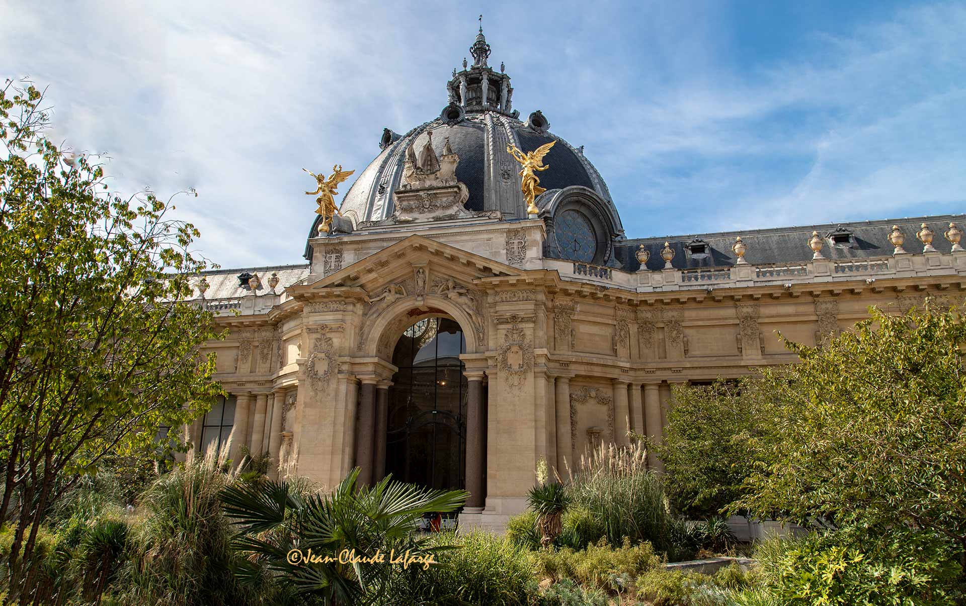 Le Petit Palais vu des Jardins intérieurs en bas des Champs Elysées à Paris France.